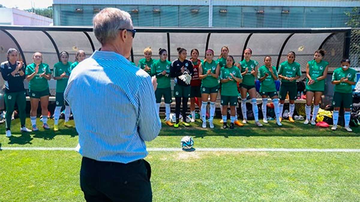 Ivar Sisniega, presidente ejecutivo de la FMF, visitó a la Selección Femenil de México